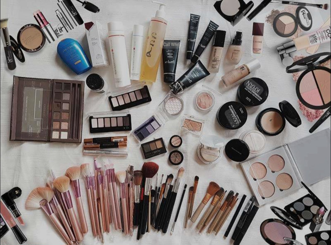 Glow & Glam – Ladies' Makeup Essentials